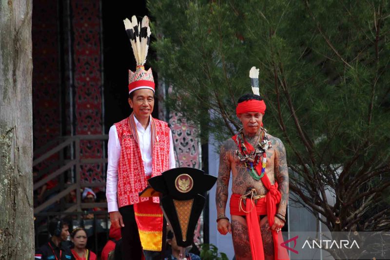 Presiden Joko Widodo Minta Dukungan Suku Dayak Dalam Pembangunan Ibu