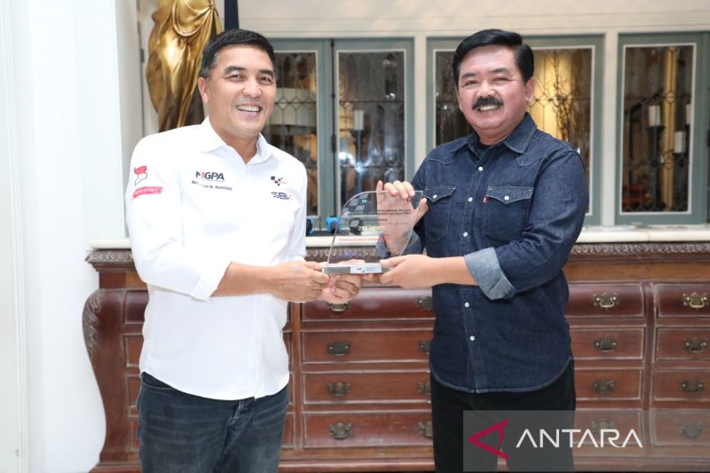 Mantan Panglima TNI Hadi Tjahjanto terima penghargaan dari MGPA