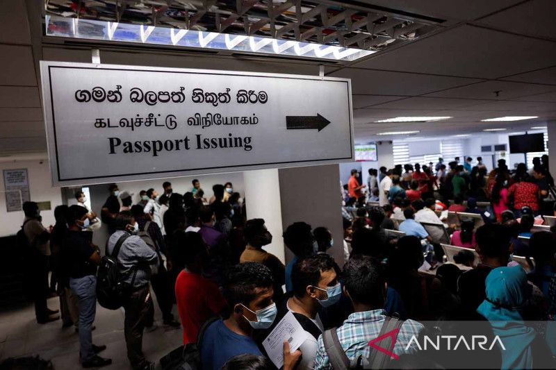 Krisis ekonomi melanda, warga Sri Lanka rela bermalam demi dapatkan paspor