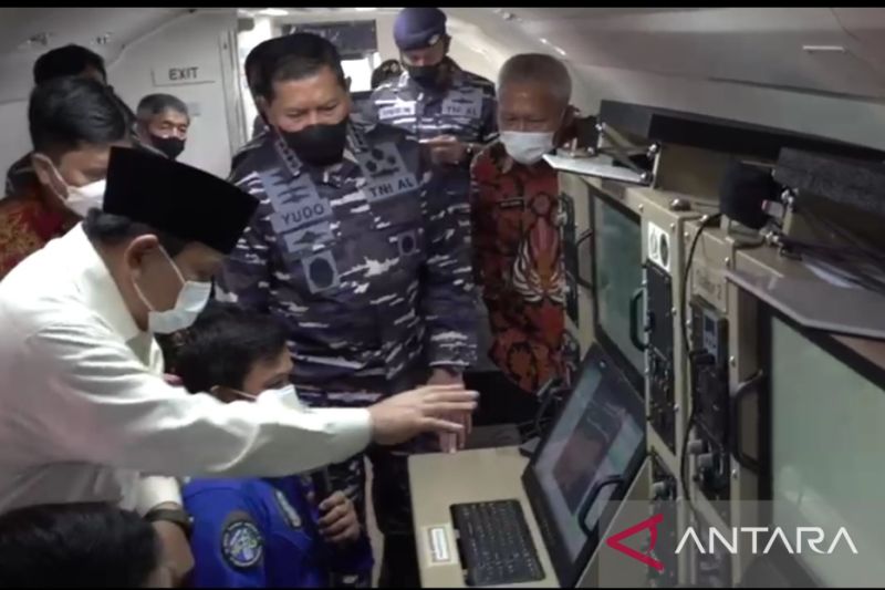 Menhan Prabowo menyerahkan dua heli antikapal selam kepada TNI AL