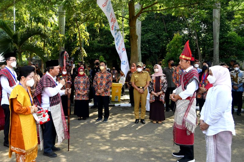 Presiden dan Ibu Negara disambut tradisi adat Batak Toba di Medan