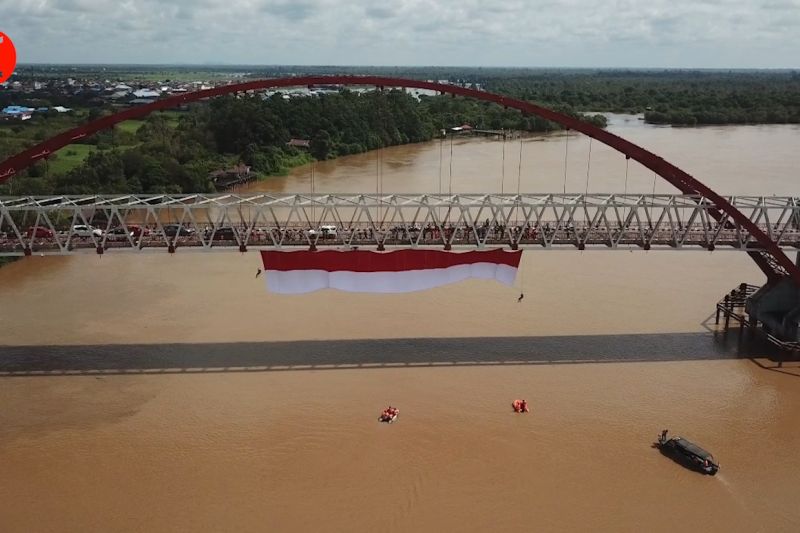 Sambut HUT ke-77 RI, Bendera Merah Putih berkibar di Jembatan Kahayan