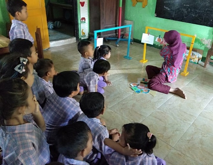 Peningkatan Kemampuan Mengenal Huruf Melalui Permainan Jemuran Mini.