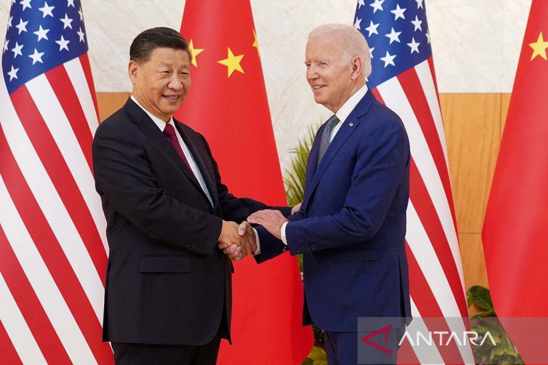 Jabat tangan erat Presiden AS Joe Biden dan Presiden China Xi Jinping di KTT G20 Bali