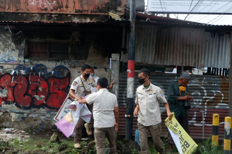 Satpol PP Sleman copot sejumlah spanduk provokatif jelang Pemilu 2024