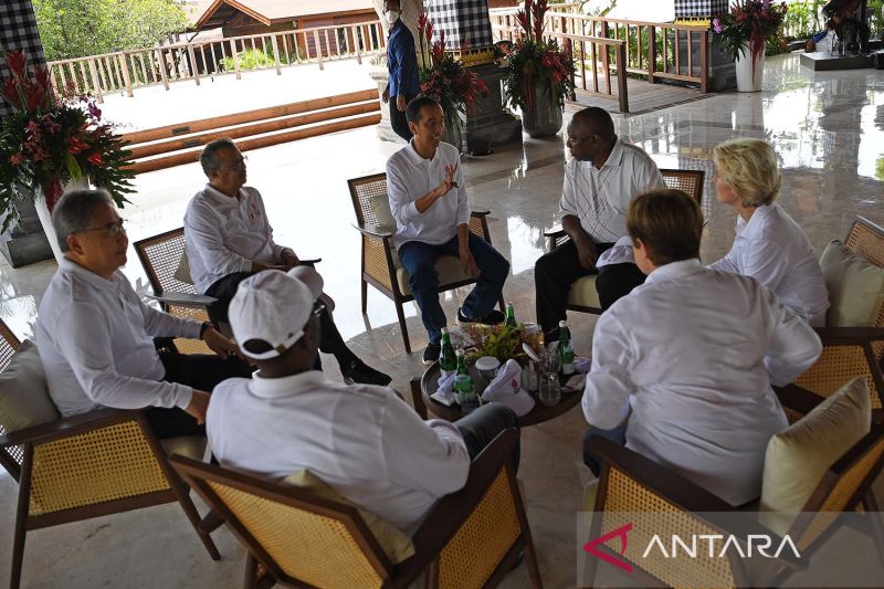 Tamu negara mulai tiba di Tahura Ngurah Rai kompak kenakan baju putih