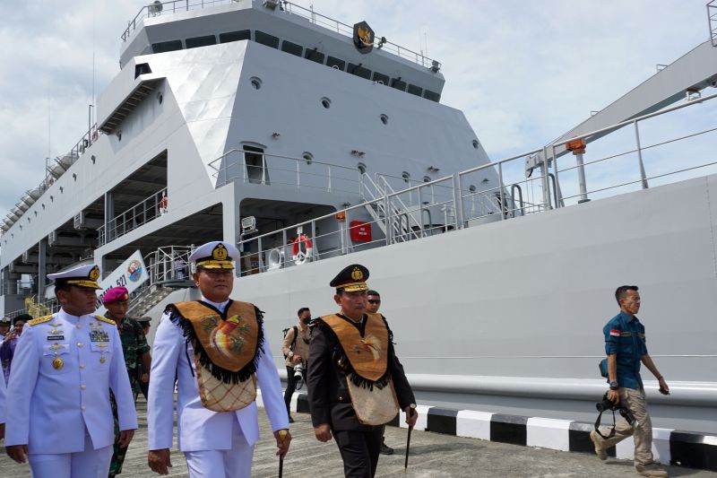 Pengukuhan KRI Teluk Wondama 527 di Sorong