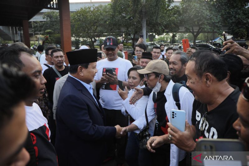 Prabowo disambut ratusan relawan saat tiba di Solo