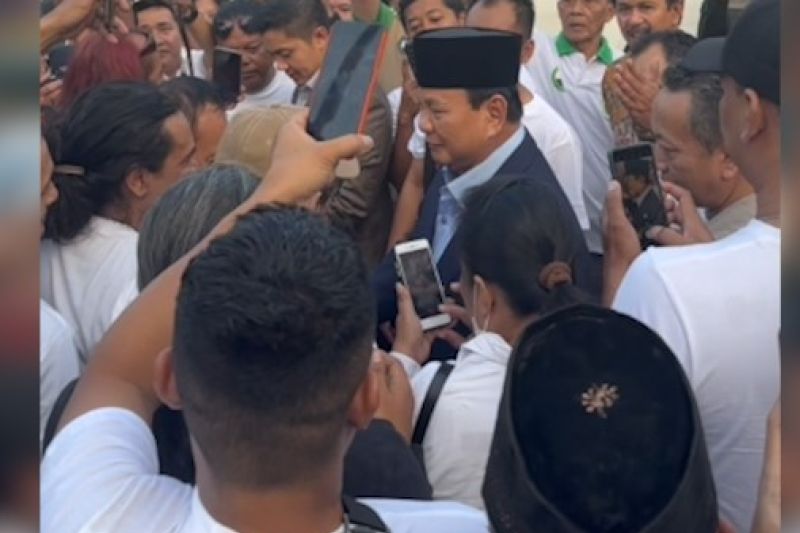 Prabowo Subianto disambut ratusan relawan di Solo