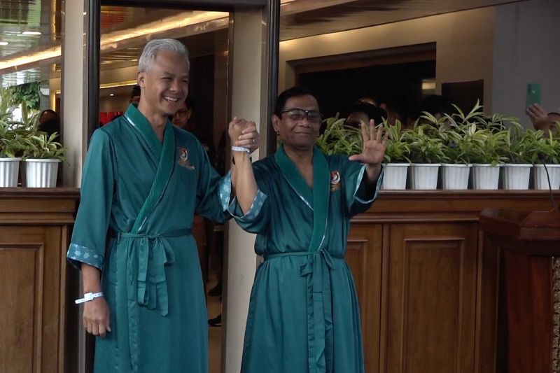 Ganjar-Mahfud tiba di RSPAD untuk tes kesehatan bacapres-bacawapres