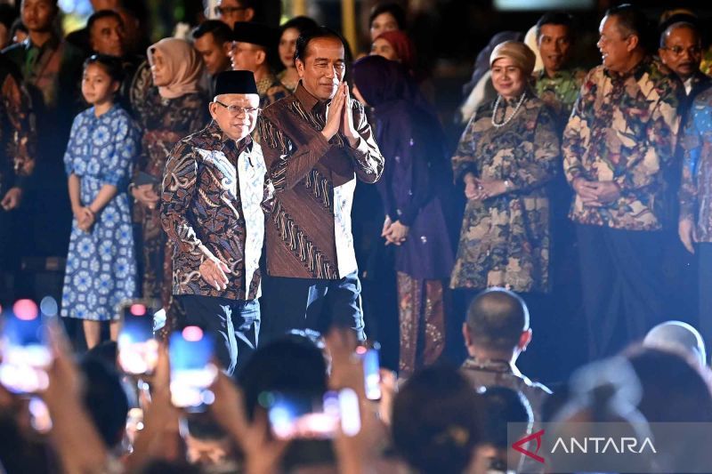 Presiden hadiri acara istana berbatik