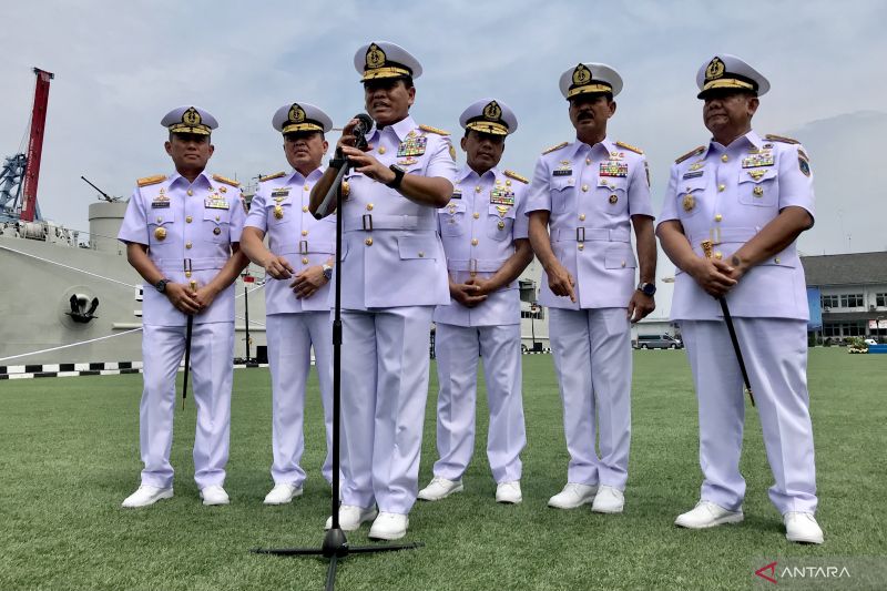TNI AL cat putih KRI dr. Radjiman sebelum berangkat ke dekat Gaza
