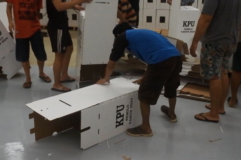 15 Pegawai KPU Kota Palembang rakit 12.000 kotak suara