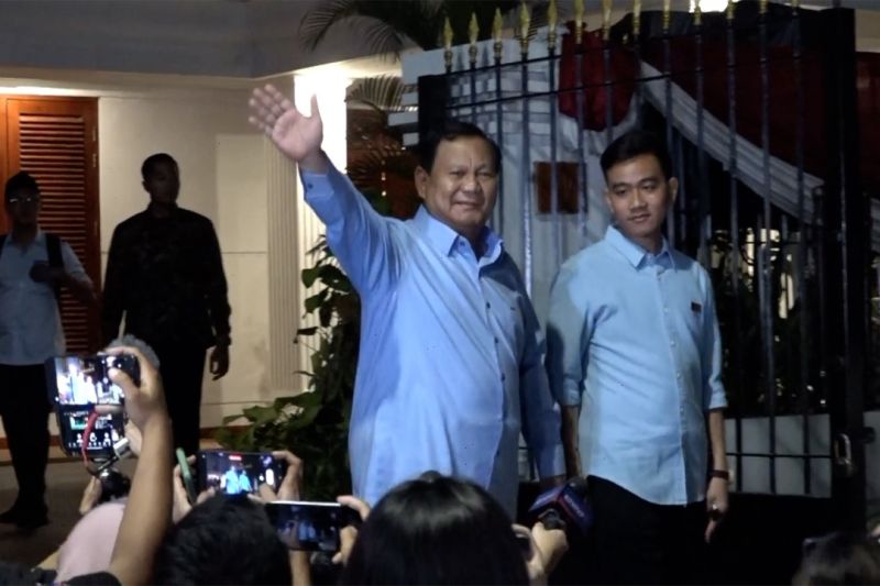 Gibran ditemani Prabowo pada debat cawapres perdana