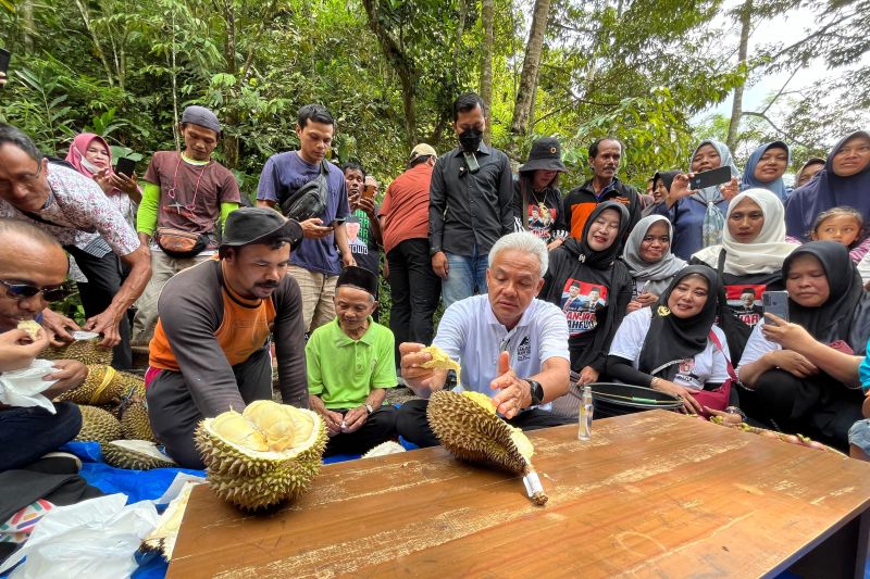 Warga Wonosobo undang Ganjar Pranowo makan durian