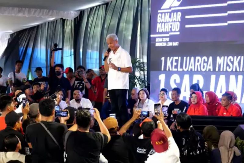 Ganjar tebar janji politik, luncurkan Satu Keluarga Satu Sarjana