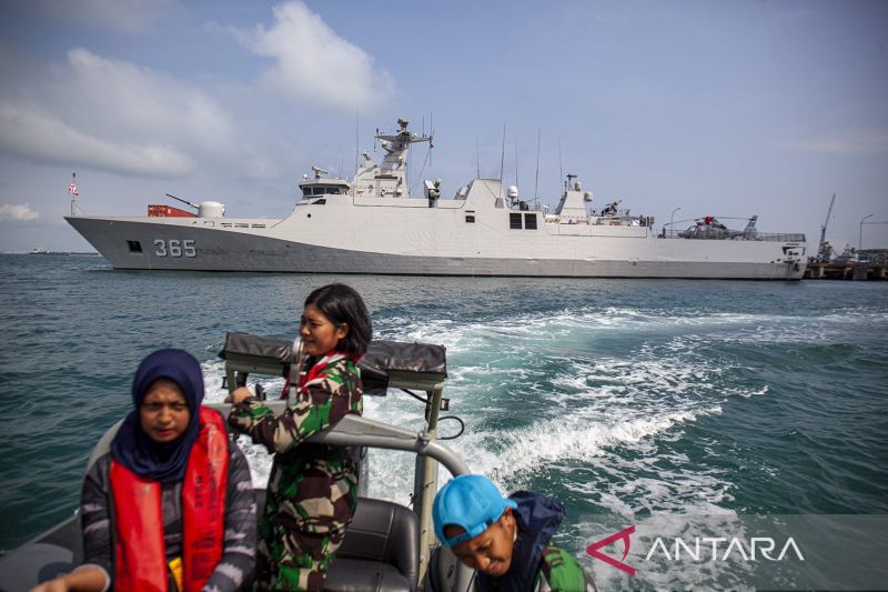 KRI Diponegoro yang membawa Satgas MTF KONGA sandar di Batam