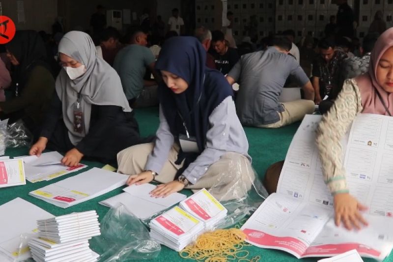 KIP Banda Aceh mulai sortir dan lipat surat suara Pemilu 2024