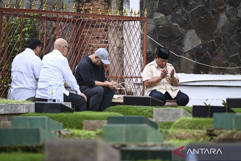 Capres Prabowo ziarah ke makam ibunya