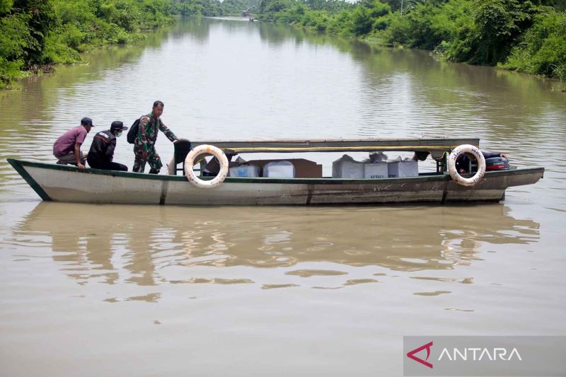 KPPS distribusikan logistik Pemilu ke kawasan terpencil lewat sungai
