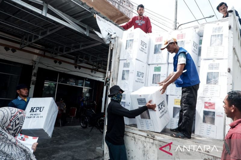 Bawaslu Natuna awasi pendistribusian logistik pemilu ke kecamatan