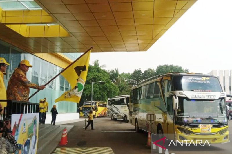 Golkar berangkatkan ratusan pemudik gratis