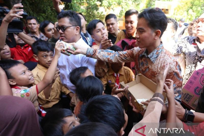 Gibran bagi-bagi susu dan buku ke siswa SD di Surabaya