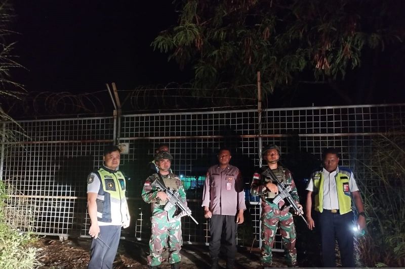 Polsek Bandara Sentani - TNI AU patroli malam di Bandara